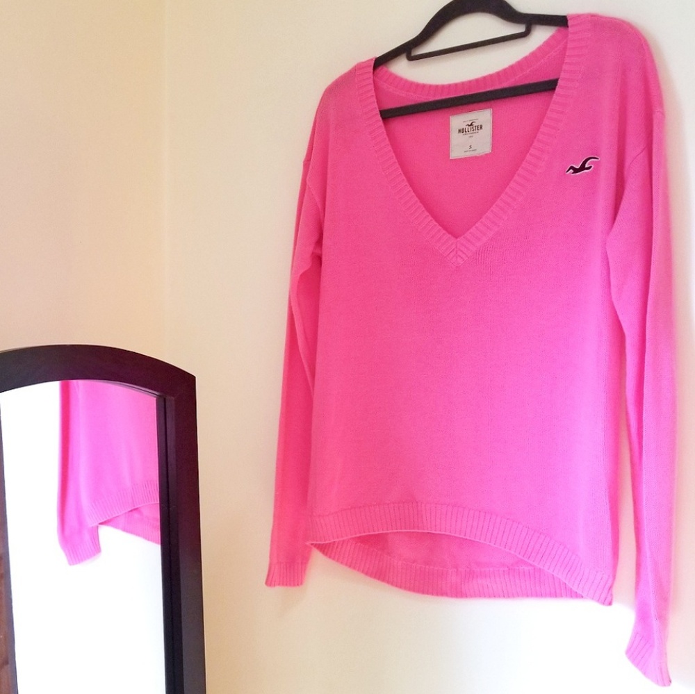 Hollister Loose-Fit V-Neck Logo Sweater